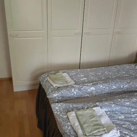 55 Nelioeinen Tilava Rivitalokaksio, 1-4hloe, Taeydellinen Keittioe, Uudet Kodinkoneet, Laadukas Sauna, Tv, Netflix, Wifi, Kuivaava Pyykinpesukone, Itsekirjautuminen 24h, Avainsaeiloeboxi Koodilla بيت للعطل *