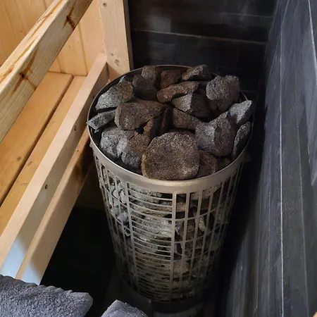 55 Nelioeinen Tilava Rivitalokaksio, 1-4hloe, Taeydellinen Keittioe, Uudet Kodinkoneet, Laadukas Sauna, Tv, Netflix, Wifi, Kuivaava Pyykinpesukone, Itsekirjautuminen 24h, Avainsaeiloeboxi Koodilla Prázdninový dům