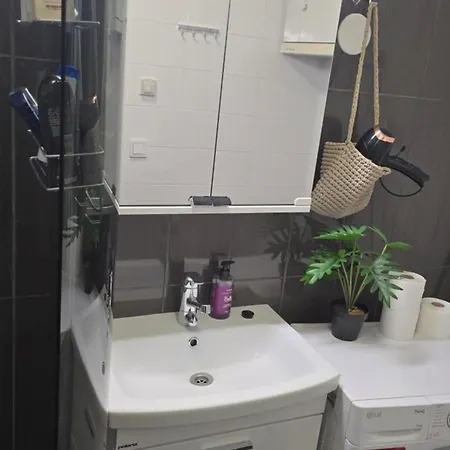 55 Nelioeinen Tilava Rivitalokaksio, 1-4hloe, Taeydellinen Keittioe, Uudet Kodinkoneet, Laadukas Sauna, Tv, Netflix, Wifi, Kuivaava Pyykinpesukone, Itsekirjautuminen 24h, Avainsaeiloeboxi Koodilla *