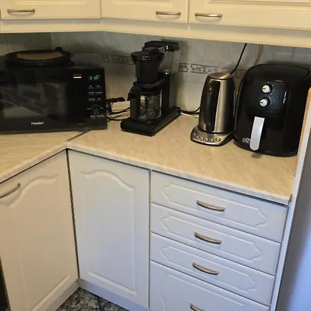 55 Nelioeinen Tilava Rivitalokaksio, 1-4hloe, Taeydellinen Keittioe, Uudet Kodinkoneet, Laadukas Sauna, Tv, Netflix, Wifi, Kuivaava Pyykinpesukone, Itsekirjautuminen 24h, Avainsaeiloeboxi Koodilla