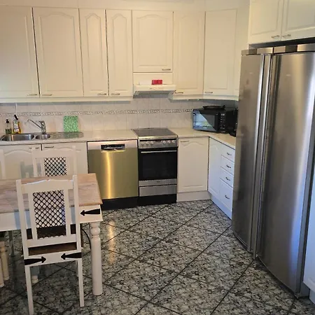 بيت للعطل 55 Nelioeinen Tilava Rivitalokaksio, 1-4hloe, Taeydellinen Keittioe, Uudet Kodinkoneet, Laadukas Sauna, Tv, Netflix, Wifi, Kuivaava Pyykinpesukone, Itsekirjautuminen 24h, Avainsaeiloeboxi Koodilla *