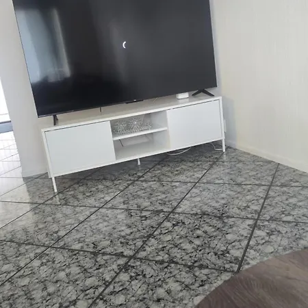 55 Nelioeinen Tilava Rivitalokaksio, 1-4hloe, Taeydellinen Keittioe, Uudet Kodinkoneet, Laadukas Sauna, Tv, Netflix, Wifi, Kuivaava Pyykinpesukone, Itsekirjautuminen 24h, Avainsaeiloeboxi Koodilla